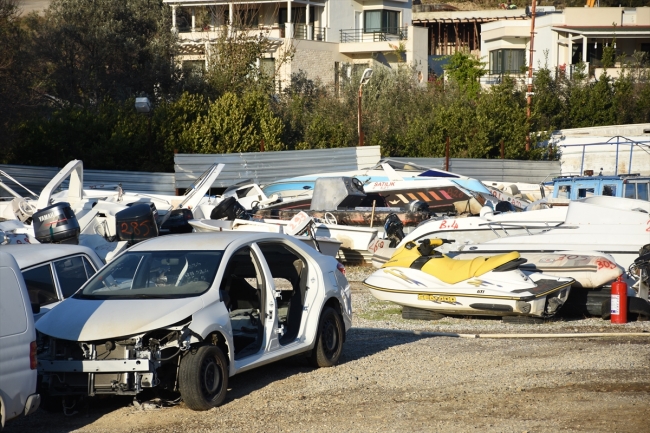 "Umuda yolculuk"ta kullanılan tekneler otoparkı doldurdu